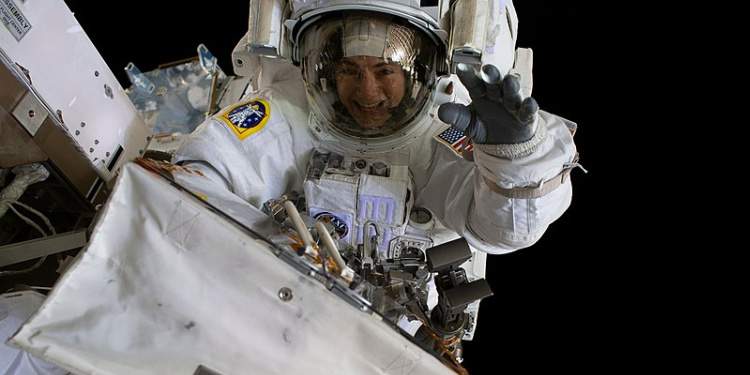 Astronaut Jessica Meir performing spacewalk