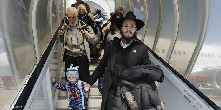 Jewish Ukrainian refugees arrive in Israel after making aliyah with the help of The Fellowship.