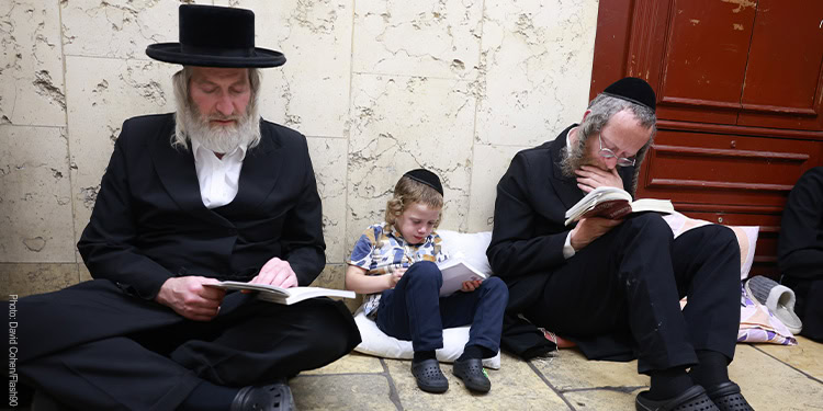 Jewish men pray in Meron on the eve of Tisha BíAv