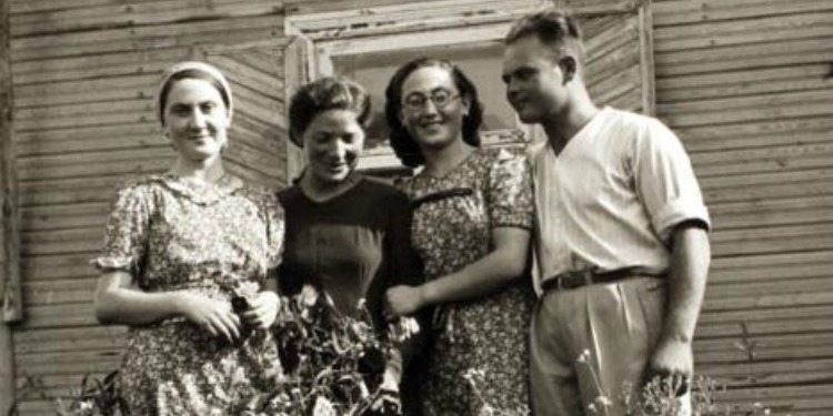 Photo of Jonas and Felicija Radlinkskas with the sisters they rescued, Dora and Shifra Reznik