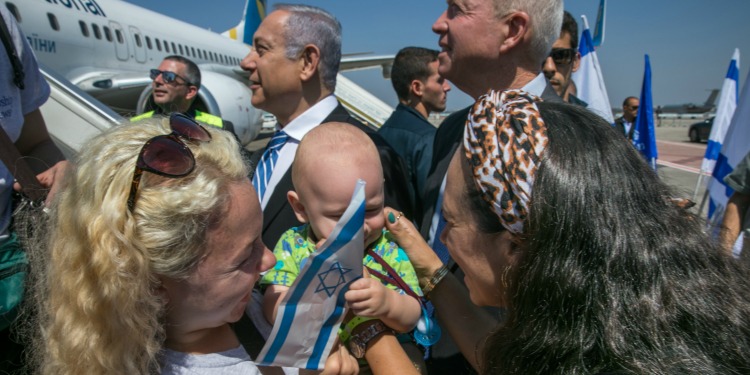 Yael Eckstein and PM Netanyahu greet Fellowship Freedom Flight, 2019