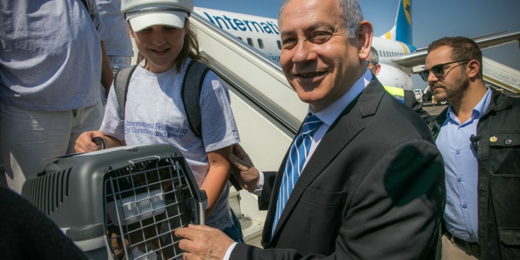 PM Netanyahu greets olim girl and her pet, July 29, 2019