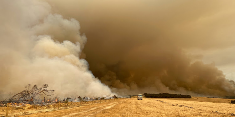 Wide image of kangaroo island fire with smoke over most of the land.