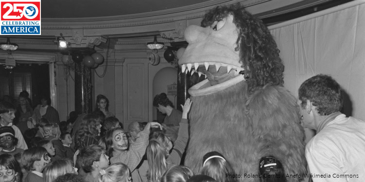 Kinderen maken kennis met Maximonster in Stadsschouwbrug Amsterdam i.v.m. opera Max en de Maximonsters