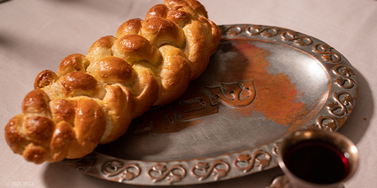 Image of challah on a plate