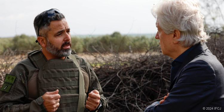Bishop Paul Lanier speaking with Lieutenant Colonel Yossi Tubur near Kibbutz Magen.