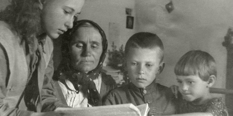 Ludviga Pukas with rescued Jewish children from Ukraine