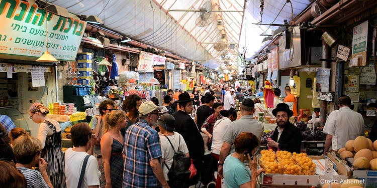 People shopping in the Mahane Yehuda Market in Jerusalem