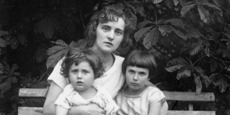 Maria Fedecka and two children