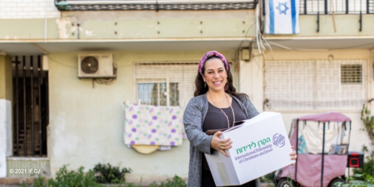 Yael Eckstein delivers Purim food box, 2021