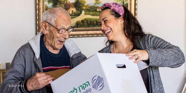 Yael Eckstein delivers food box