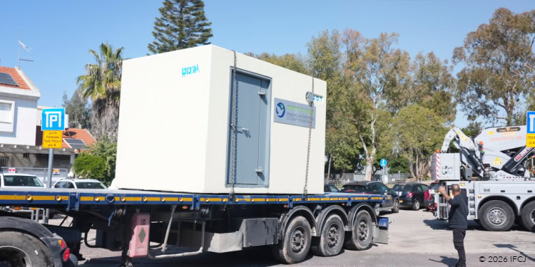 Installation of Arbel-type mobile bomb shelters in Tel Aviv. Similar to the ones in northern Israel.