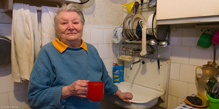 Image of elderly woman in her kitchen who has support of the Fellowship