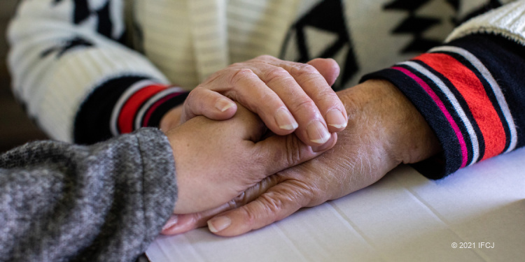 Yael Eckstein delivers help to elderly Jewish woman