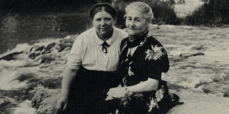 Librarian and Righteous Gentile Ona Simaite with a friend in Israel