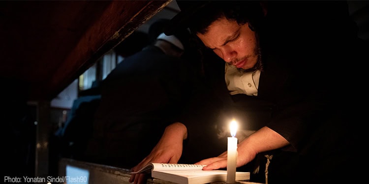 Orthodox Jews prayin during Tisha B'Av