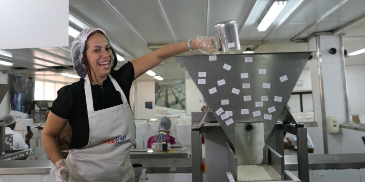 Yael Eckstein volunteering at a pantry.