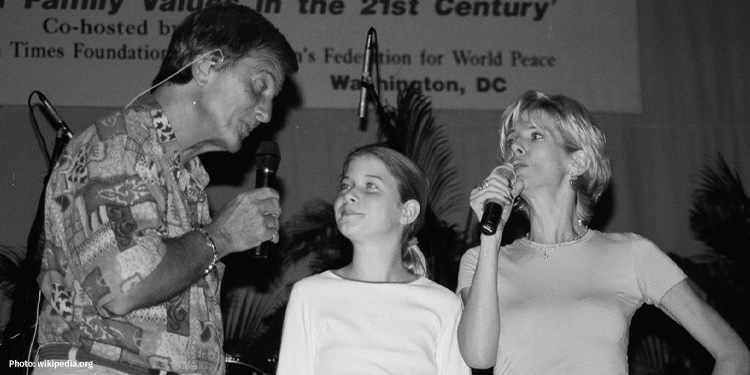 Pat and Debby Boone singing to a fan
