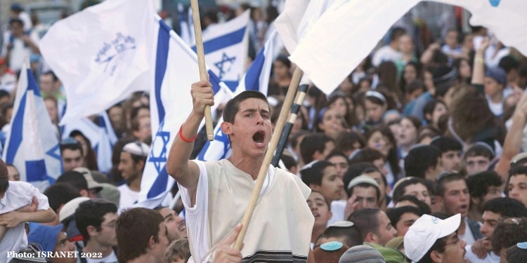 People rallying with Israeli flag.14199535