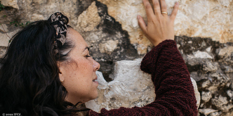 Side profile of Yael Eckstein praying at the Western Wall.