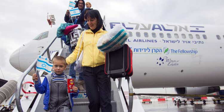 A mother and her child coming off an IFCJ sponsored Aliyah flight.