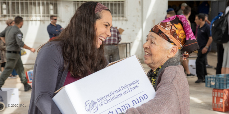 Yael Eckstein delivers Fellowship food box to elderly woman in Israel