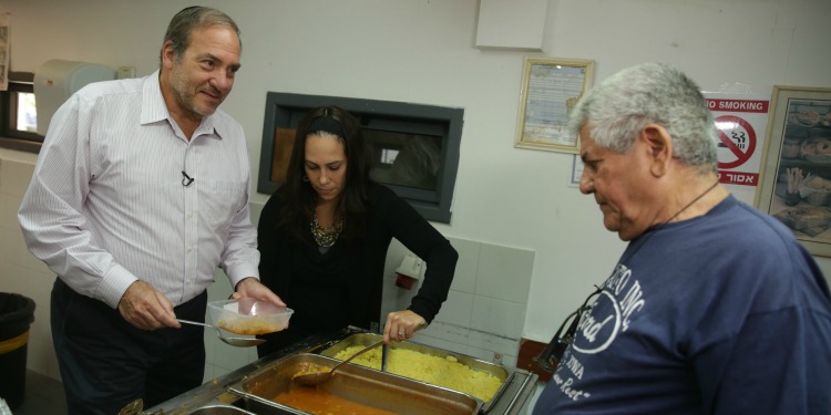 Rabbi and Yael Eckstein working at a Soup Kitchen together.