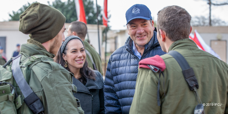 Yael Eckstein and Rabbi Eckstein spread joy at IDF base, January 2019