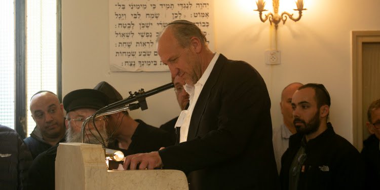 Man speaking at Rabbi Eckstein's funeral.