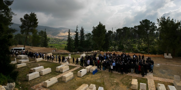 People gathered at Rabbi Eckstein funeral, learn about Jewish mourning traditions
