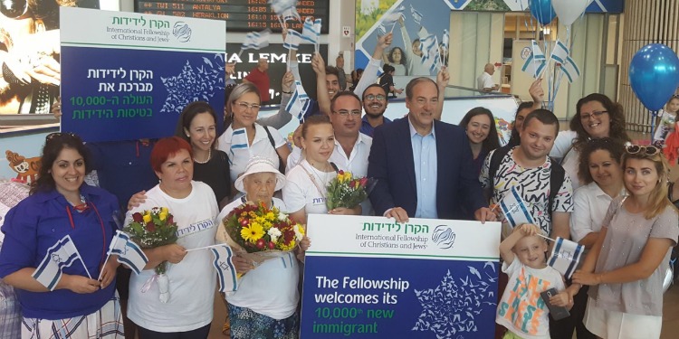 Rabbi Eckstein with the Fellowship's 10,000th new immigrant at the airport.