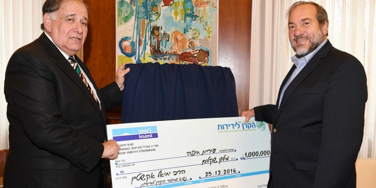 Rabbi Eckstein and a Mayor holding an IFCJ branded check for 1 million dollars.