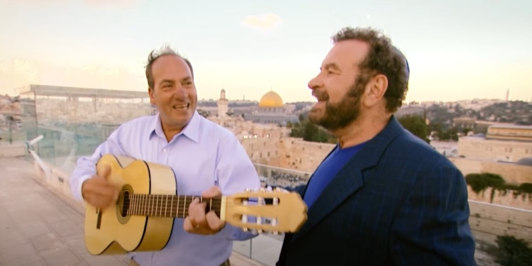 Rabbi Eckstein singing with Dudu Fisher in Jerusalem