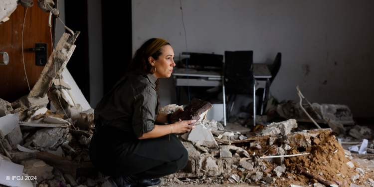 Yael Eckstein, holding book, rubble, apartment building, Ashkelon, terrorist rockets