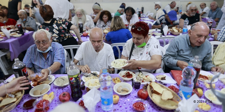 Rosh Hashanah meal at Fellowship Soup Kitchen, High Holy Days 2021