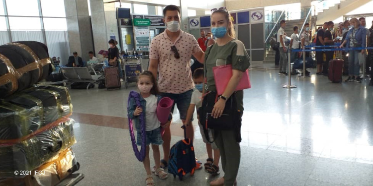 Diana and Amir posed with their two children in the airport.