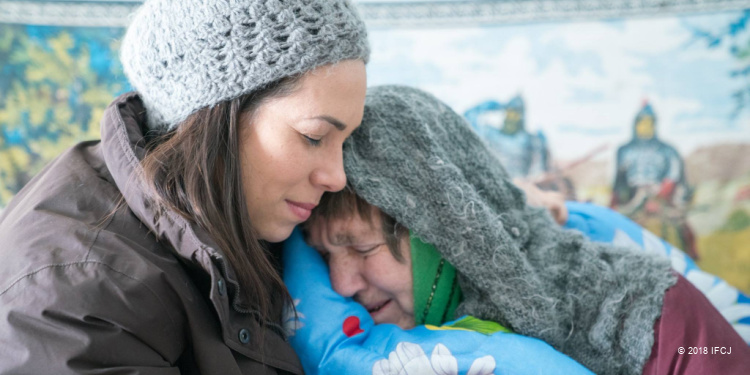 Yael Eckstein embraces elderly Jewish woman