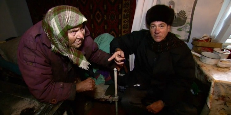 Rabbi Eckstein with elderly woman Maria in her home.