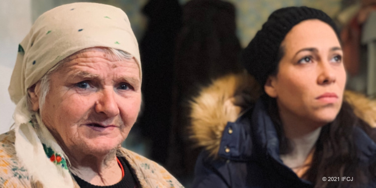 Yael Eckstein with elderly Jewish woman in Ukraine