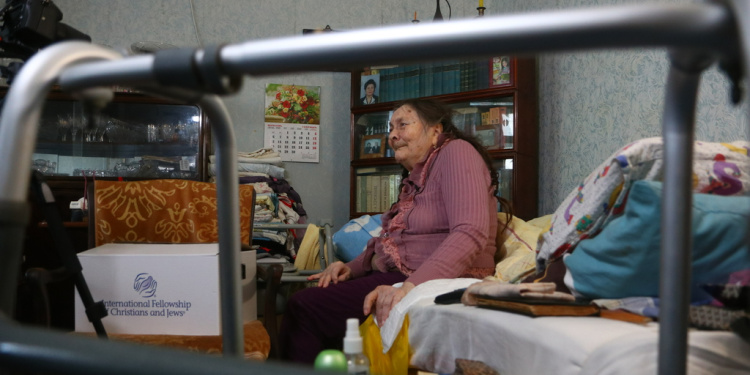 Maya, an elderly Jewish survivor in the FSU who was once an actress