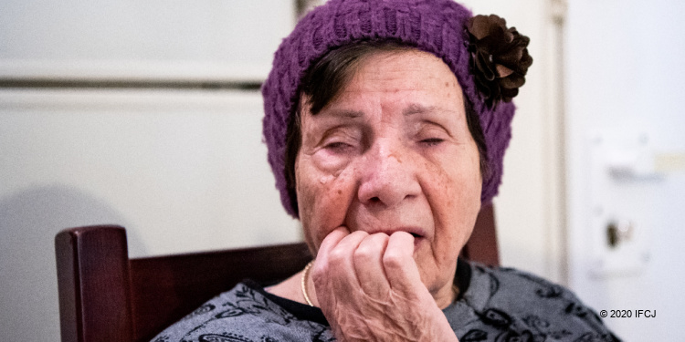 Miryam, elderly Jewish woman who suffers from blindness and loneliness