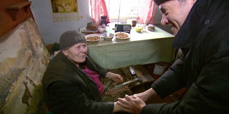Rabbi Eckstein greeting an elderly Jewish woman.