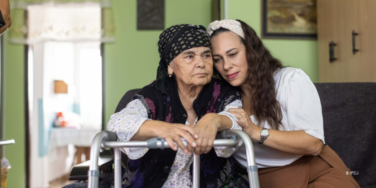 Yael Eckstein comforts elderly Jewish woman with walker