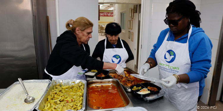 Volunteers at IFCJ distribute hot meals to those in need, demonstrating compassion and community support.