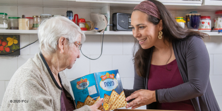 Yael Eckstein delivers food box to elderly woman in FSU