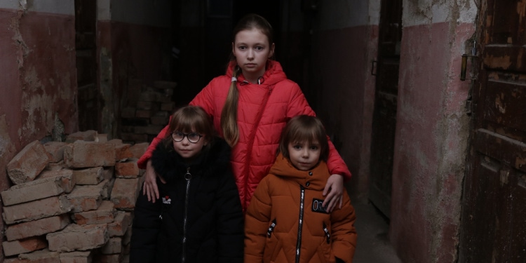 Ukrainian Jewish children in abandoned barracks