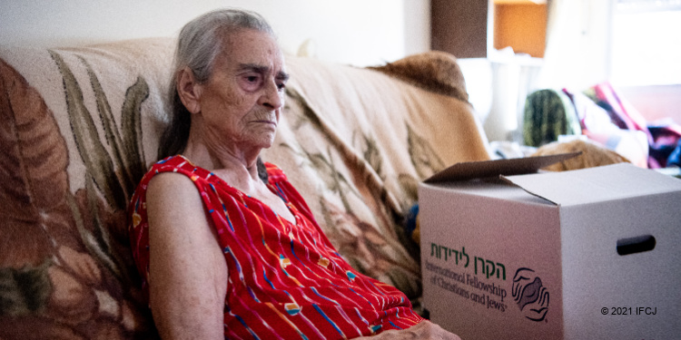 Tova, a sad and blind Holocaust survivor in Israel with High Holy Days food box