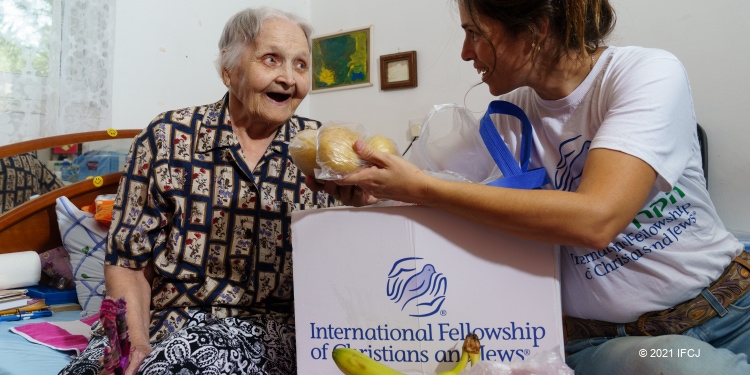 Elderly woman receives Rosh Hashanah food box, 2021