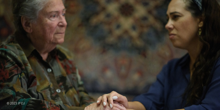 Yael Eckstein holds hand of Yuliana, an elderly Holocaust survivor from Ukraine