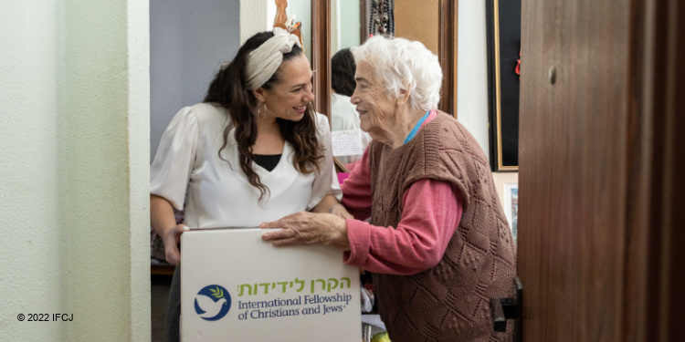 Yael Eckstein delivering an IFCJ food box to an elderly Jewish woman.